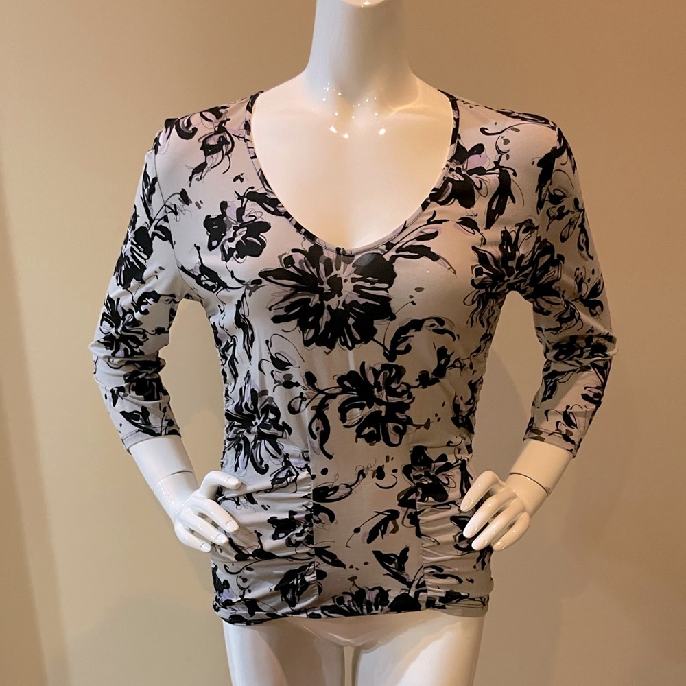 Ellen Tracy v neck